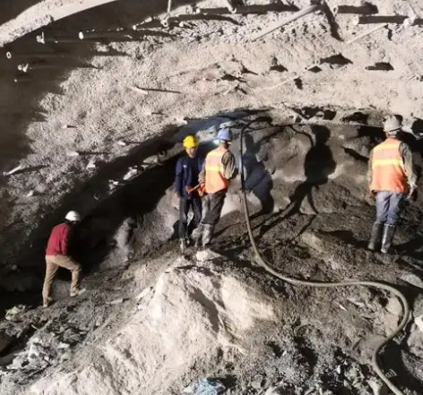 峡江拱顶带模注浆料的施工流程及注意事项